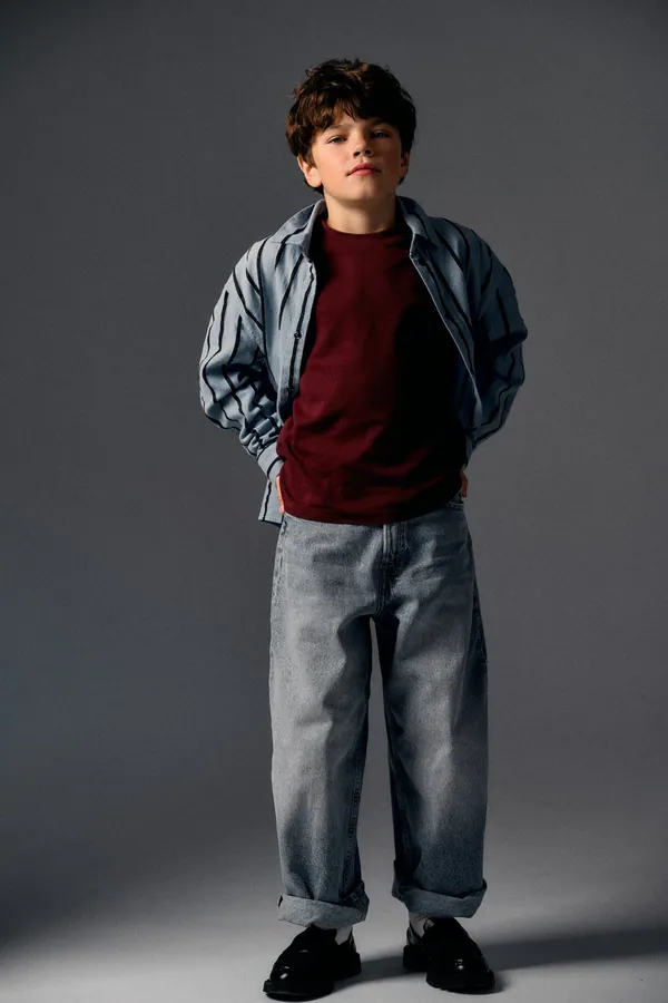 Мальчик в полосатой рубашке, в полный рост, серая циклорама